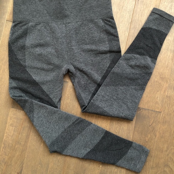 NWT- Sports Top and Seamless Leggings High Waist - Picture 2 of 6